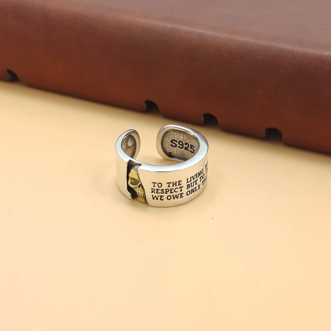 Мъжки пръстен с череп в ретро-стил, регулируема по отношение на цвят, с широки английски букви . ' - ' . 1